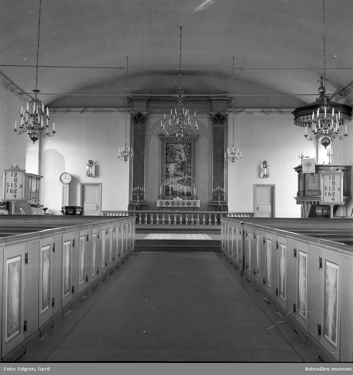 Text till bilden: "Lycke kyrka. Interiör mot koret. Altartavlan målad av Erik Ström år 1960".
