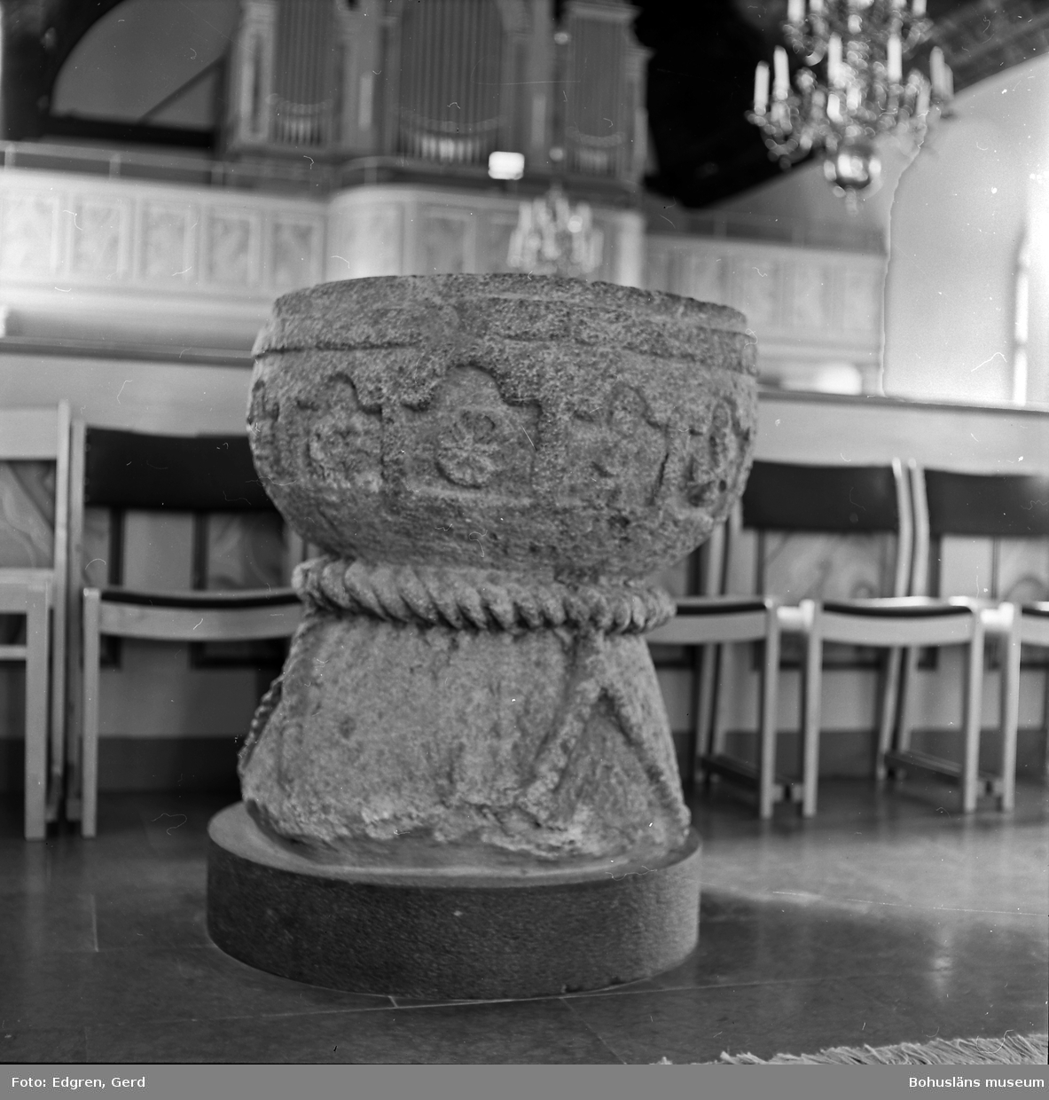Text till bilden: "Romelanda kyrka. Dopfunt av gnejs från 1200-talets första hälft".
