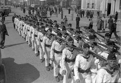 Tyske marinesoldater marsjerer i Kongens gate