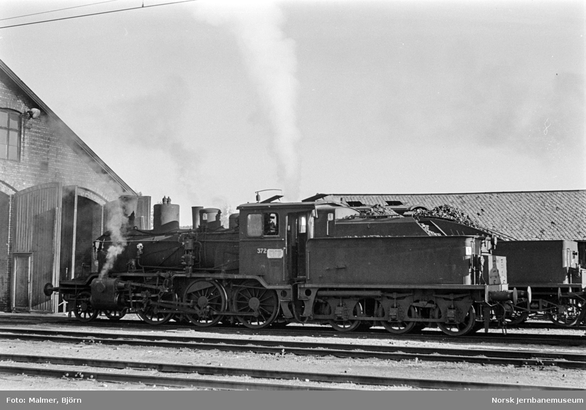 Damplokomotiv type 21c nr. 372 ved lokomotivstallen på Kongsvinger stasjon.