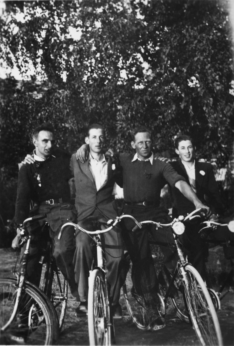 Gruppe 4 syklister. F.v. Kåre Hov, Johs. Fredhjem, Leif Hov, Bjarne Fredhjem. Hjemmestyrkene i Furnes.