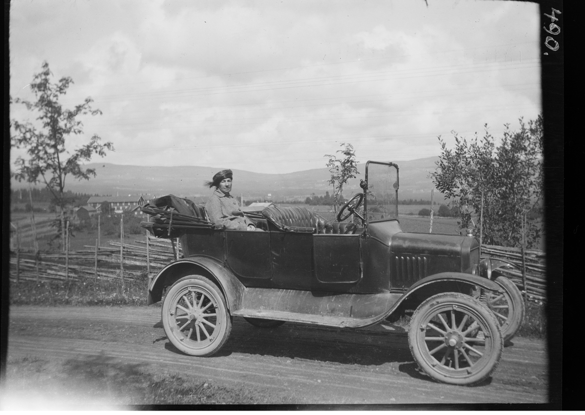 Personbil ,biltur i Furnes Kårtorp gard i bakgrunnen. Gardbruker Karl Diesens bil. "Emma i bilen" Ford T 1920-22.