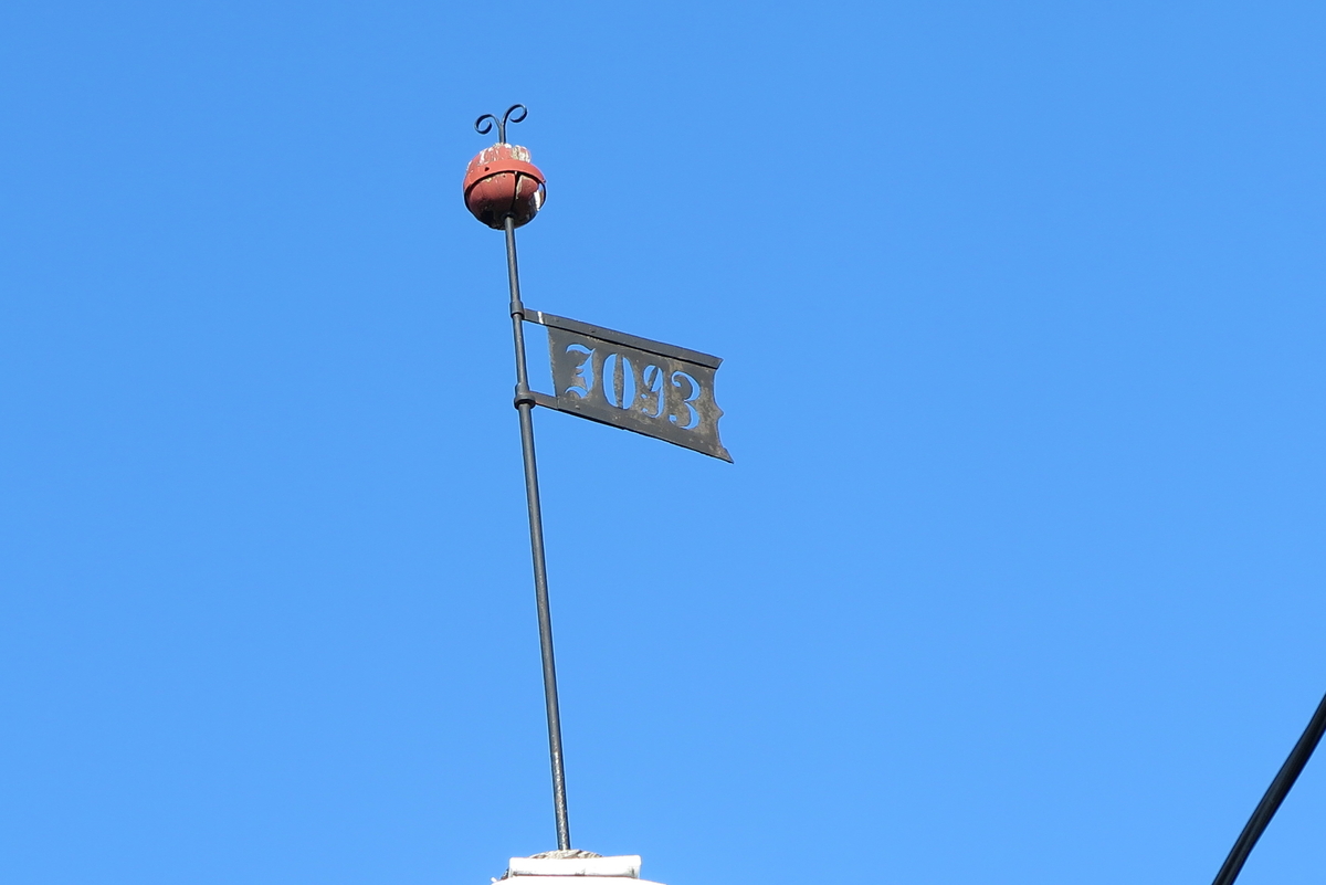Klokketårnet på Opsahl lille har sveitserdetaljer og bueformet telttak. Tårnet er i dag i middels stand. Det står på et stabbur, som ifølge Norske gardsbruk: Hedmark fylke II (1943, s. 1573) er bygget år 1900.