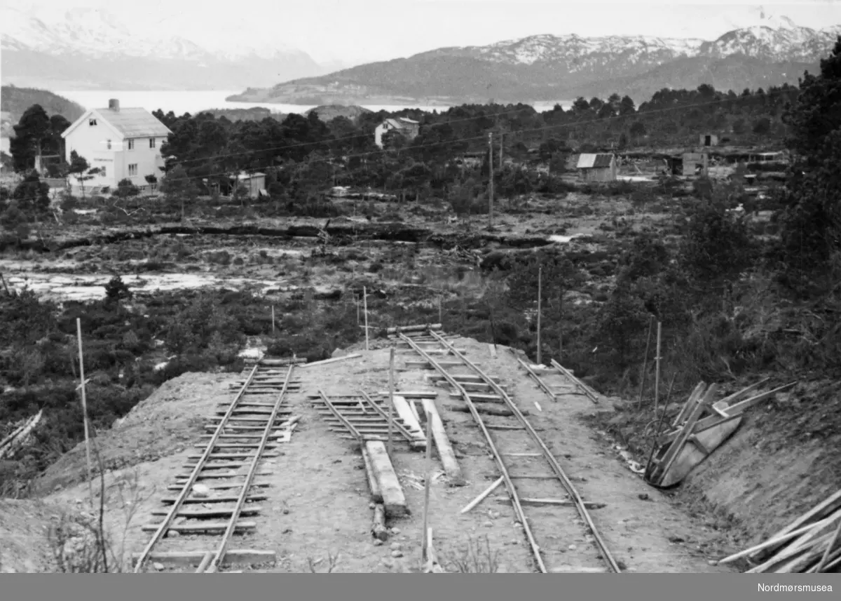 "Over "Torvmyra" 1952". Foto fra byggingen av det som er kjent som "nyveien" i følge KMb-2011-002.0054. Hvor Torvmyra befinner seg er mer usikkert. Muligens i Kristiansund.