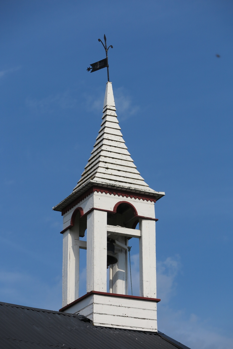 Kjøs. Klokketårnet har klassisistiske trekk med innslag av sveitserstil.