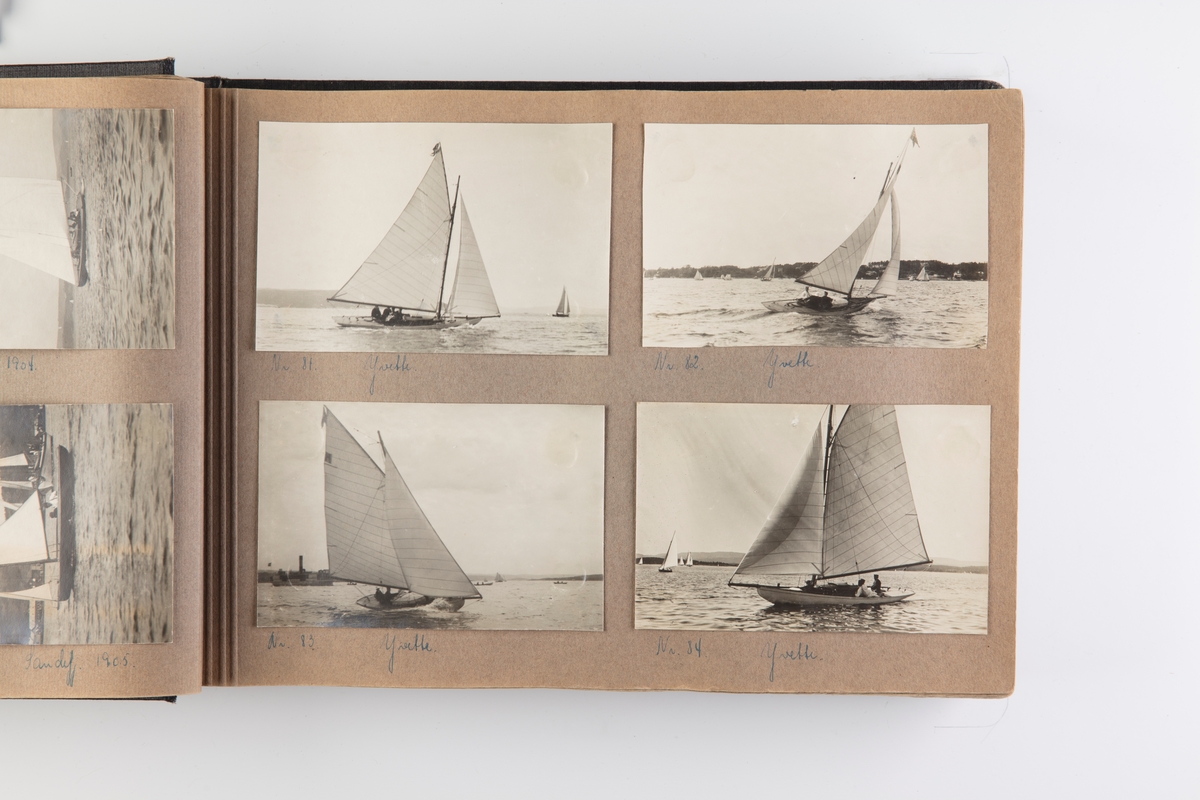 Album med fotografier av seilbåter fra regattaer i 1896-1914.