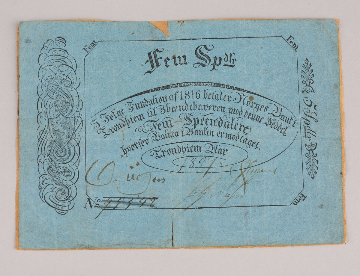Norsk pengeseddel pålydende fem Speciedaler fra 1827. Med uthevet stempel. Pålimt et tykkere papir.