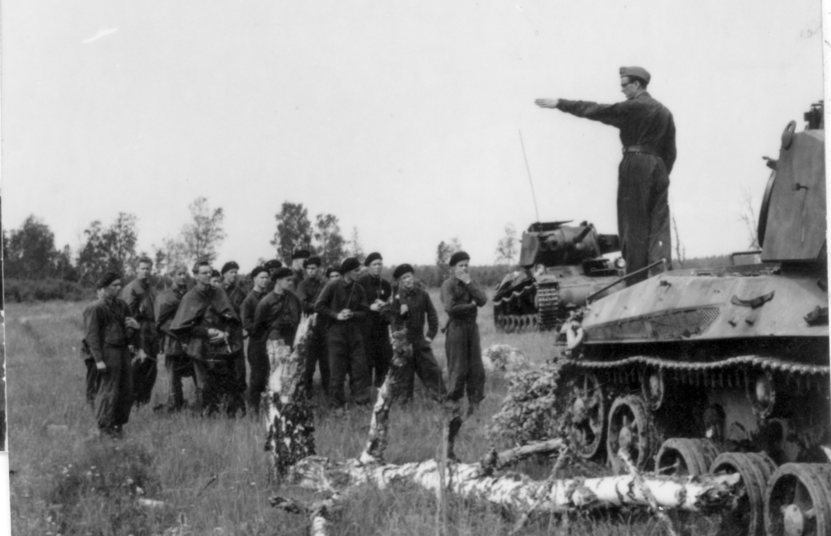 Lt Björn Orward ger order stående på bakpansaret till en stridsvagn m/42.