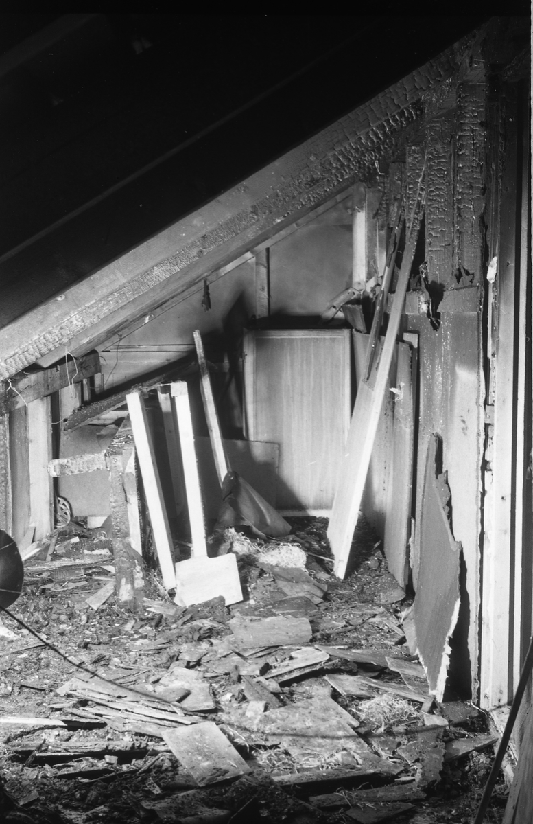 Sytten bilder fra ei branntomt oktober 1952. De 15 første bildene er fra innsida av huset. de to siste viser bygningen fra utsida. Bildene er fra Kapp.