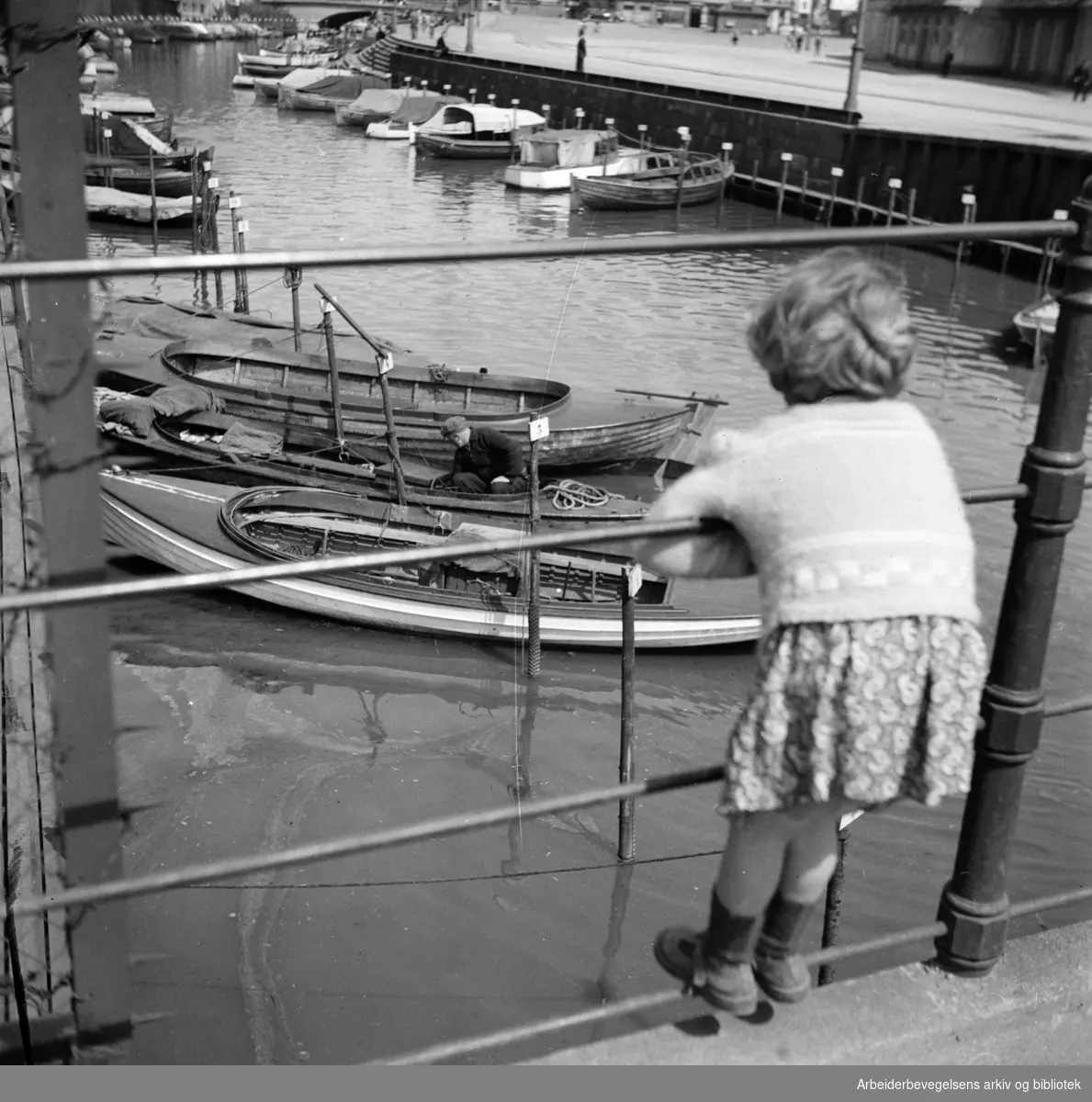 Akerselva. Småbåter på elva. Mai 1951.