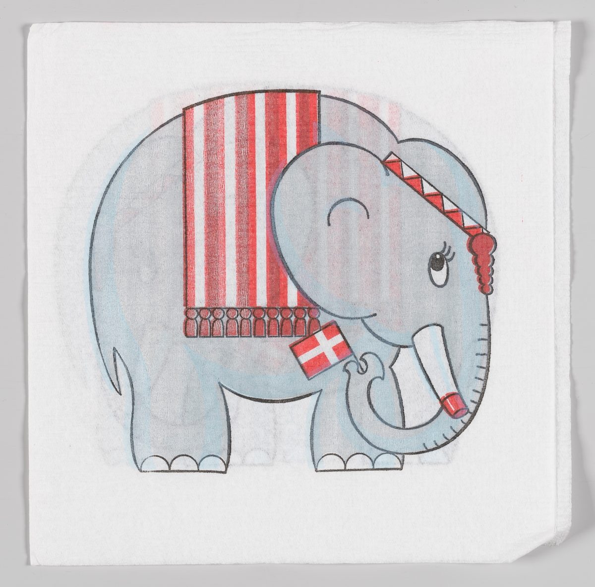 En elefant med stripet dekken og pannebånd vinker med et dansk flagg.
