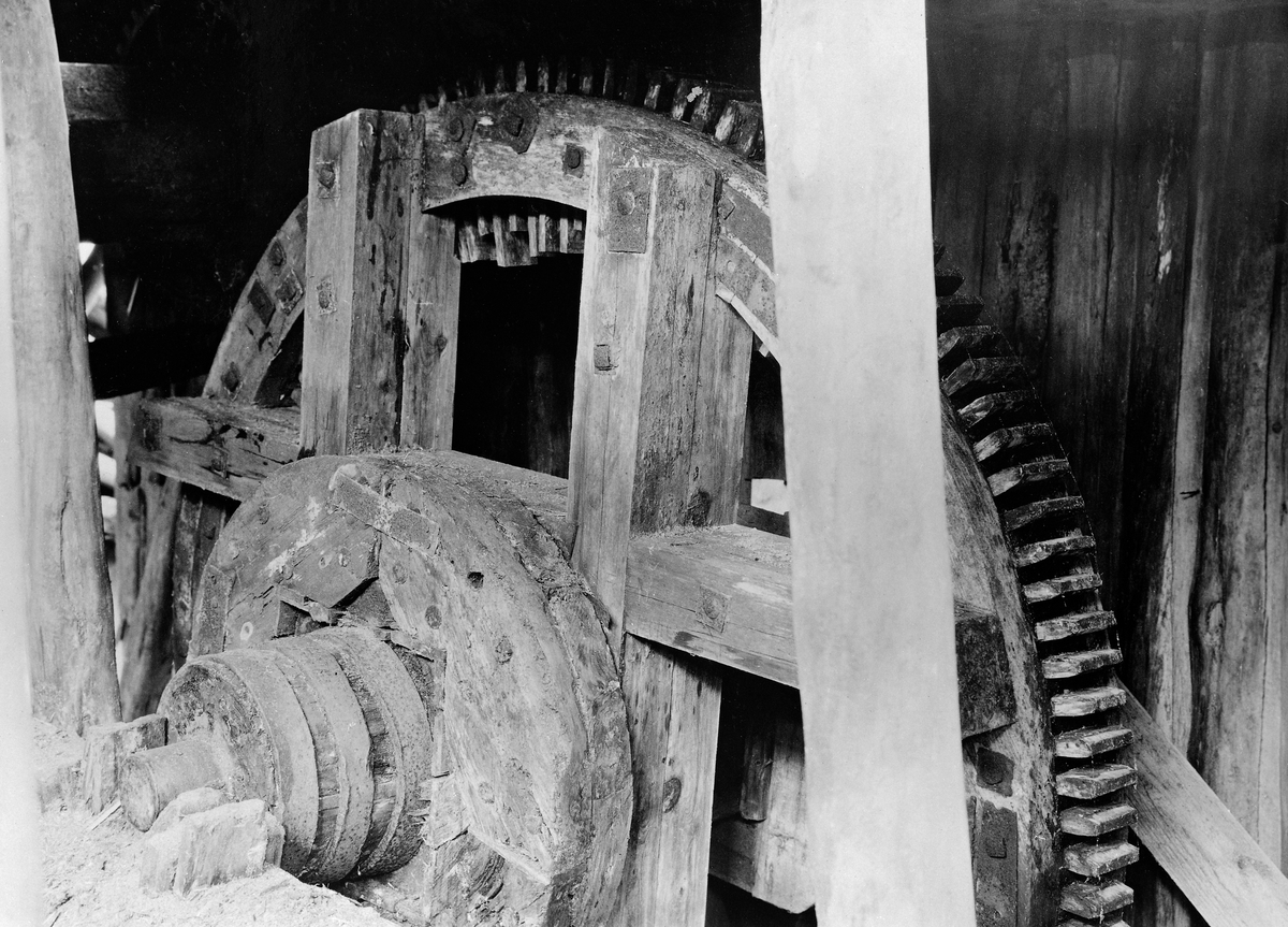 Stort tretannet hjul for overføring av kraft fra vannhjul til sirkelsag ved Sanne og Soli bruk i Tune i Østfold.  Fotografiet viser et eksempel på hvordan mesteparten av dette store trelastbruket i hovedsak var bygd av tre, riktignok med jern på spesielt belastete komponenter, som akslingen på dette hjulet.  Fotografiet er antakelig tatt i 1931, 18 år etter at sagbruket ble nedlagt, i en fase da anlegget begynte å bli preget av akselererende forfall.  Noe mer informasjon om skurlastproduksjonen ved Solifossen i Ågårdselva finnes under fanen «Opplysninger».