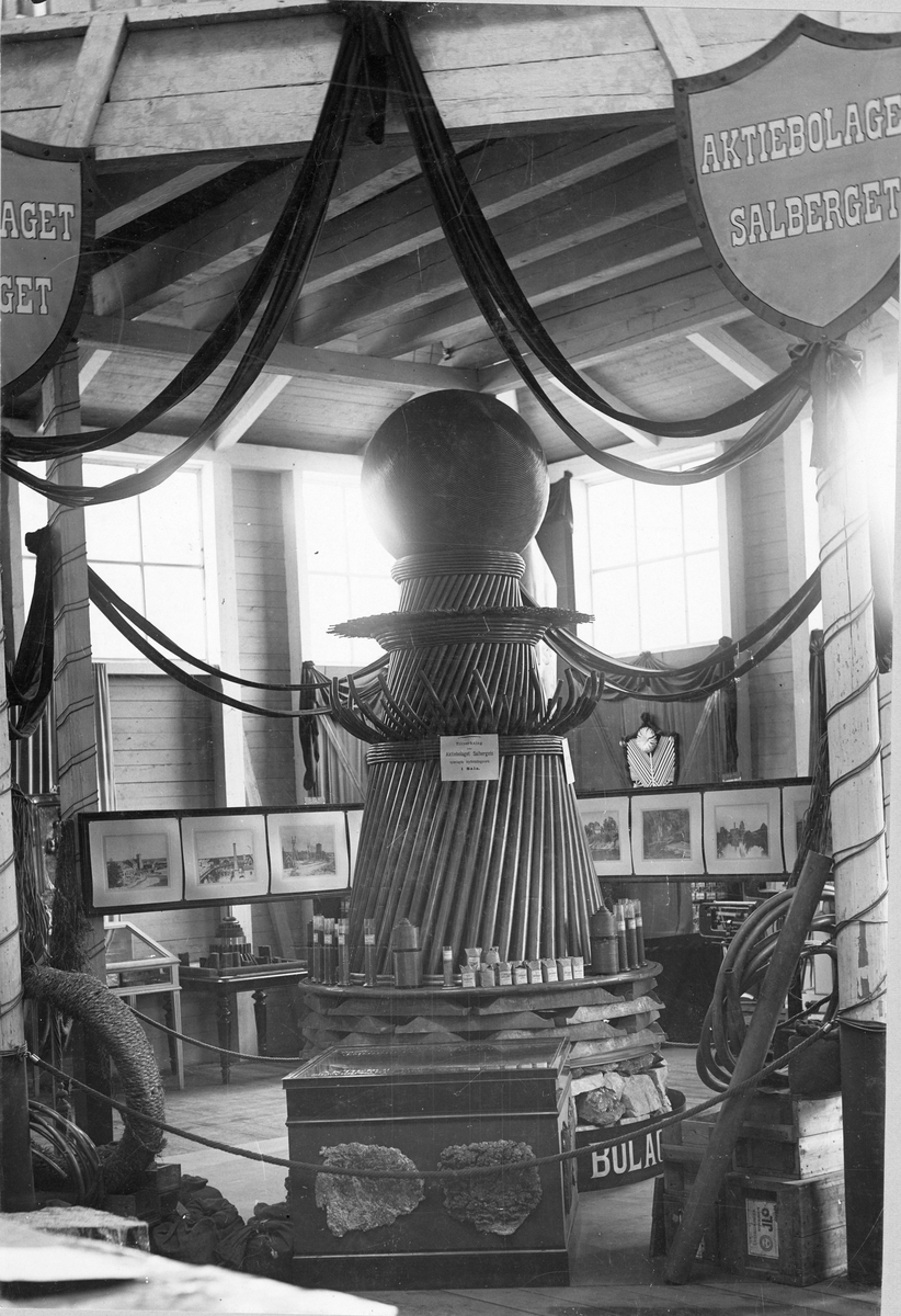 Produkter från Sala silvergruva vid okänd utställning. Möjligen Allmänna Konst- och Industriutställningen 1897.