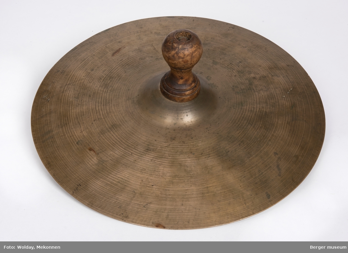 Et komplekst objekt bestående av tromme, cymbaler og trommestikke.
