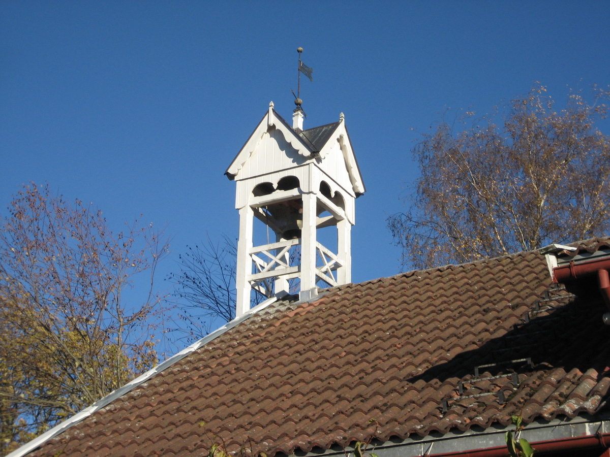 Klokketårnet på Raa (Rå) søndre har kryssformet saltak (lanterneform) og har trekk av både sveitserstil og empirestil. Tårnet står i dag på drengestua, og er i god stand.