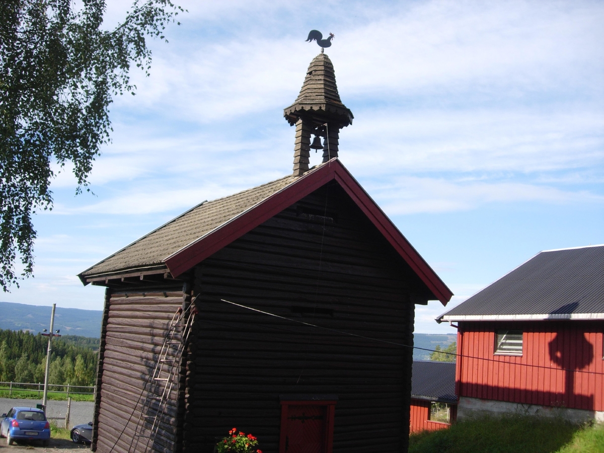 På Nedre Fauskerud står tårnet på stabburet. Tårnet er høyreist og med hjelmformet tak tekket med tre. Årstall på hverken tårn eller klokke vites ikke. 
Tårnet er i dårlig forfatning og er ikke lenger i bruk. Nåværende tårn kan være satt opp eller restaurert av Olav Haugen.