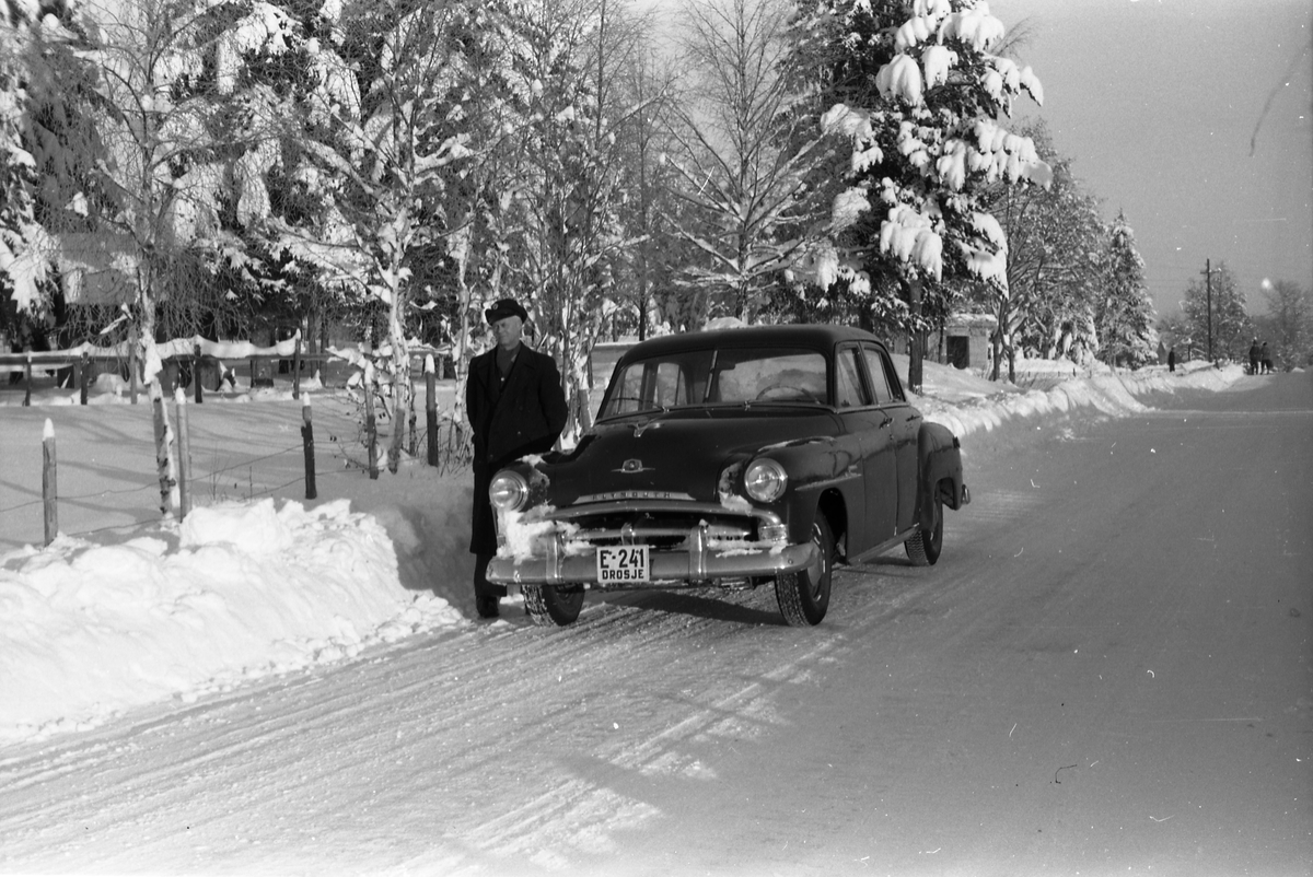 E-241, drosje på Lena i Østre Toten. Ved sida av bilen står eier og sjåfør Mauritzs Enger. Tre bilder som ser ut til å være tatt rett vest for der jernbanen krysset vegen mellom Lena og Kolbu, det som ble kalt Schjøll-overgangen. Bilen er en Plymouth 1951-52.