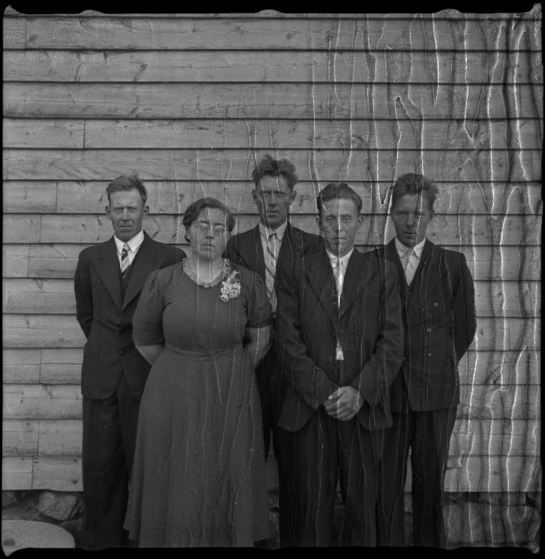 Enkeltbilder og gruppebilder av Frida og Paul Johannessen og flere andre i Kvilldal, blant annet familiene Øyane, Stuv og Steinbru. Frida Johannessen er nr. 2 fra høyre på det første bildet.