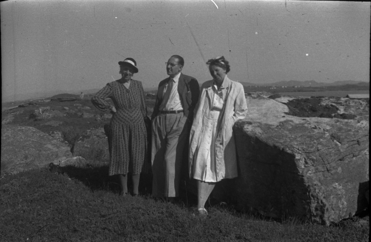 Bilder av Finn Johannessen og en gutt på tur, Frida Johannessen på tur, sammen med to andre kvinner og sammen med Finn Johannessen i ei stue, og av landskap og noen gårdshus.