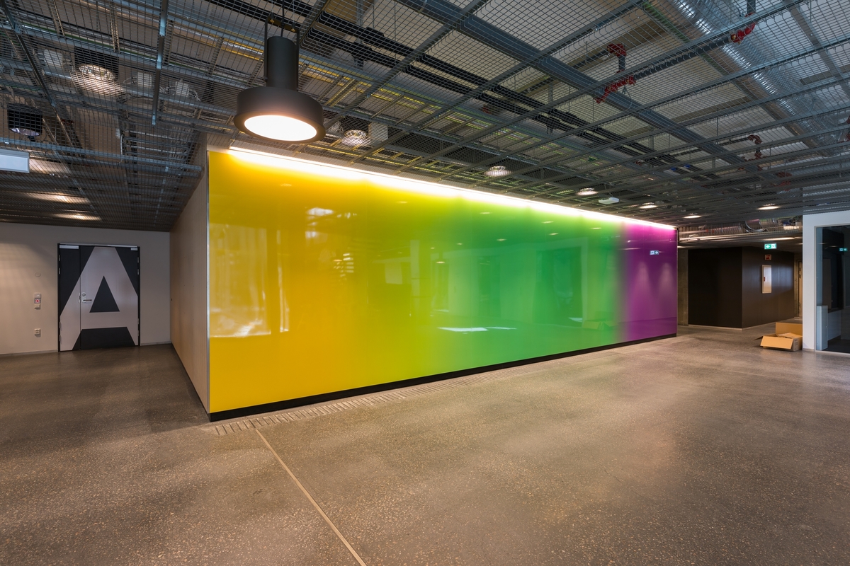 Arbeidet består av fargekomposisjoner som graderes over i hverandre og skaper bevegelse på veggen og i rommet.