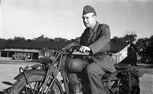 Monark motorcykel. Sergeant Erik Persson, A 6.