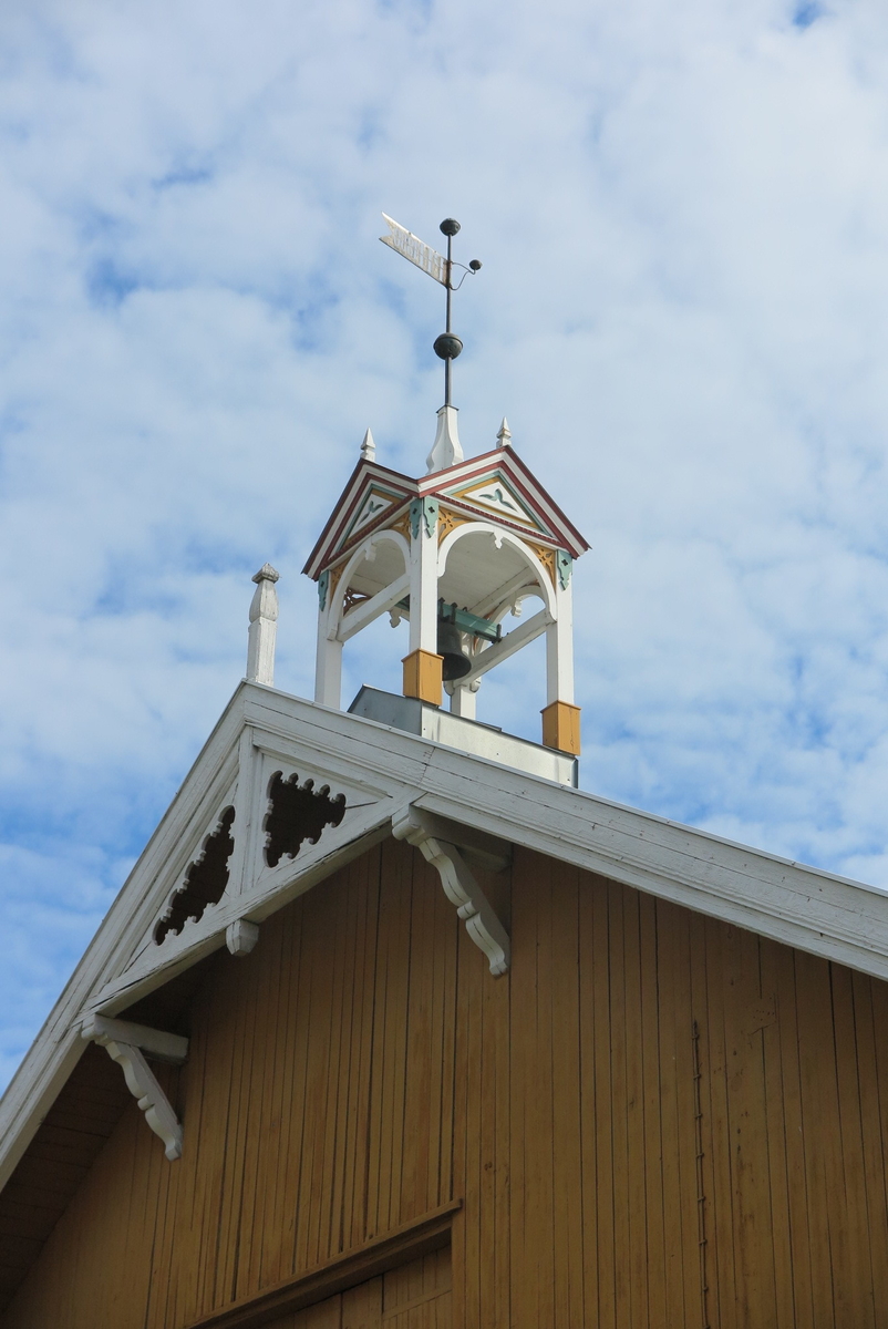 Klokketårnet på Veen (Ven) har kryssformet saltak (lanterneform) og har innslag av både sveitserstil og empirestil. Tårnet er plassert på en fjøslåve.
