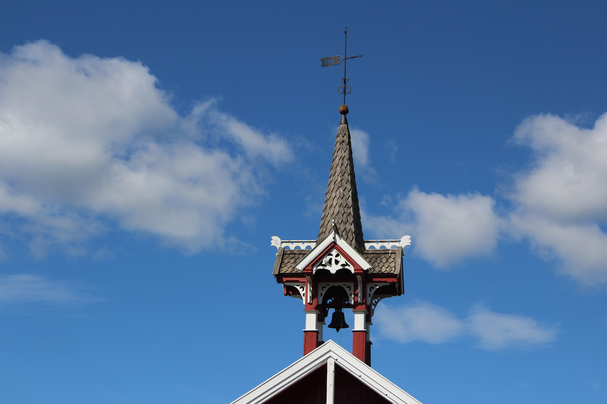 På Solstad står klokketårnet på låven og ble satt opp i 1906. Det er et stort og forseggjort klokketårn i sveitserstil med kryssformet saltak og kjegleformet midtparti.