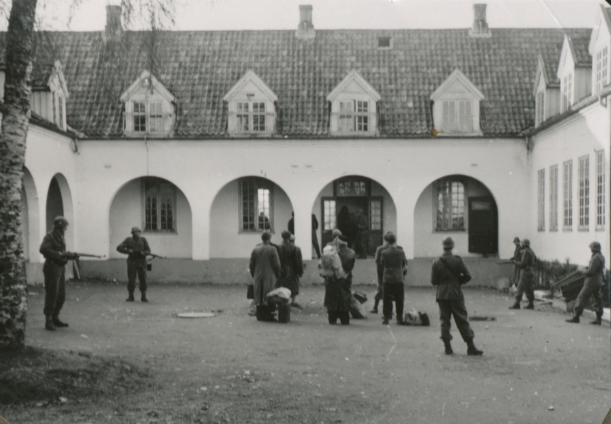 Ei gruppe mennesker(nazister) samlet for avhør på Falstad 12. mai 1945.