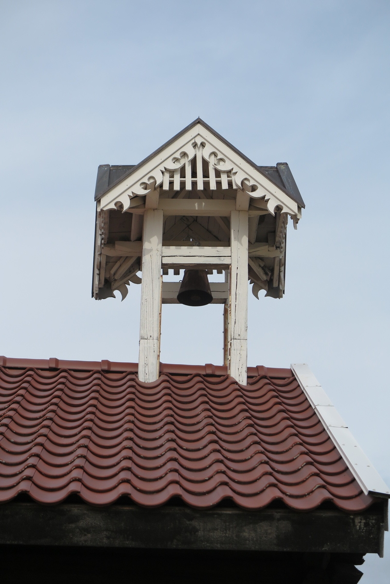 Klokketårnet på Finstad store har kryssformet saltak og sveitserstildetaljer. Tårnet er plassert på stabburet, og er i god stand.