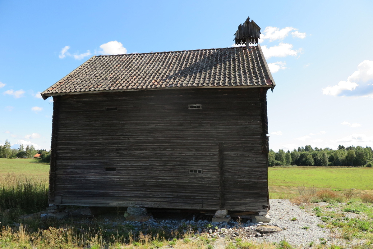 Klokketårnet på Hommerstad øvre har saltak og enkle utsmykninger. Tårnet står på stabburet, og er i dårlig stand. Stabburet er bygget ca. 1850.
