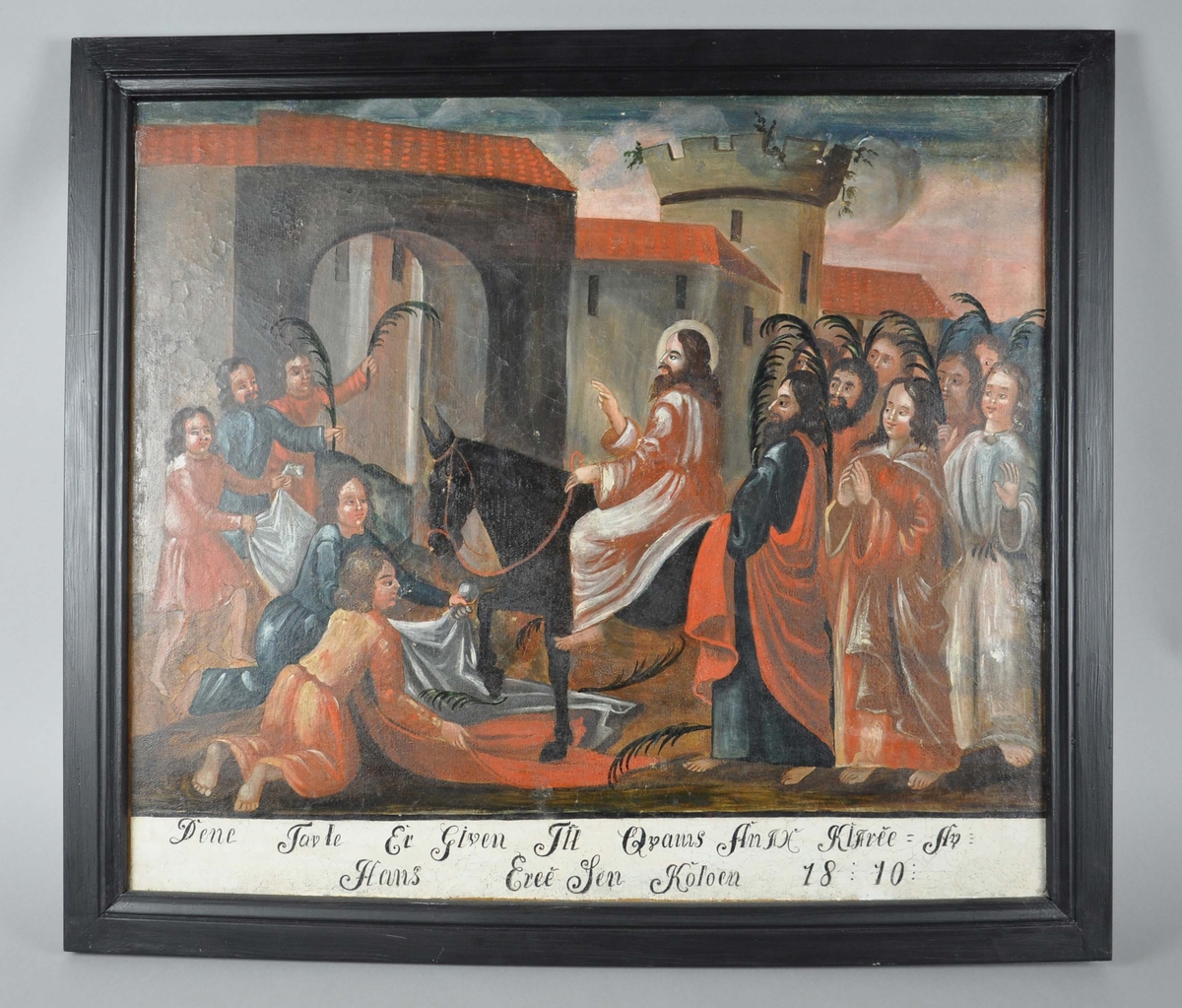 Oljemaleri på lerret limt på plate. Innrammet med svartmalt, profilert ramme av tre. Motiv av Jesus som rir inn i Jerusalem, omgitt av folkemasse.