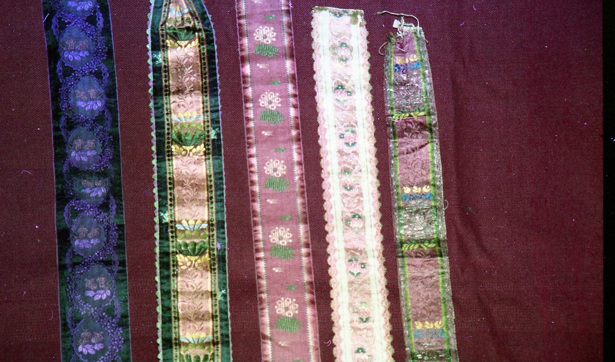 Silkebånd til brudekrone. Motiv tatt ved ei tekstilutstilling i Valldal.