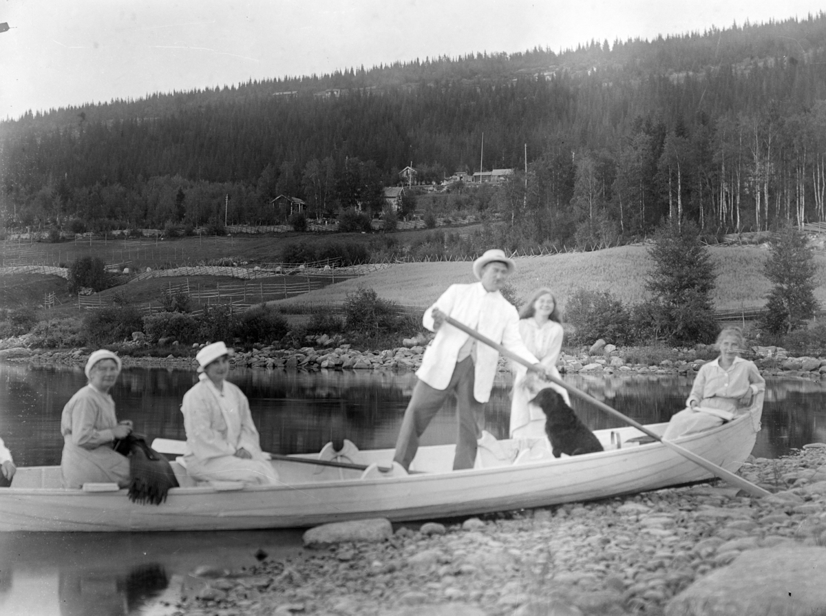 Gruppe 5, ukjente i robåt. Otto Mejlænder nr. 3 f.v.. Stensborg og N. Brætteggen i bakgrunnen.