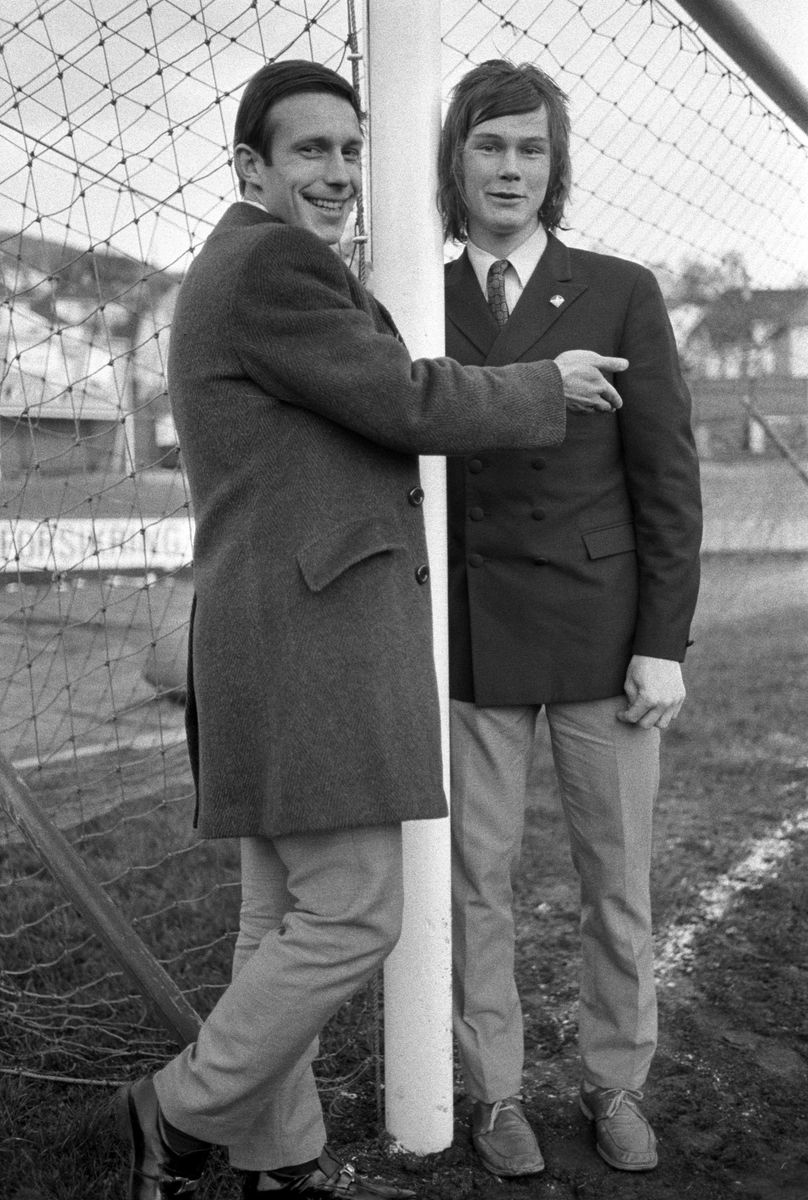 Fotballspillerne Roald "kniksen" Jensen (Brann) til venstre og Tor Henriksen (Strømsgodset) på Brann stadion i mai 1971.