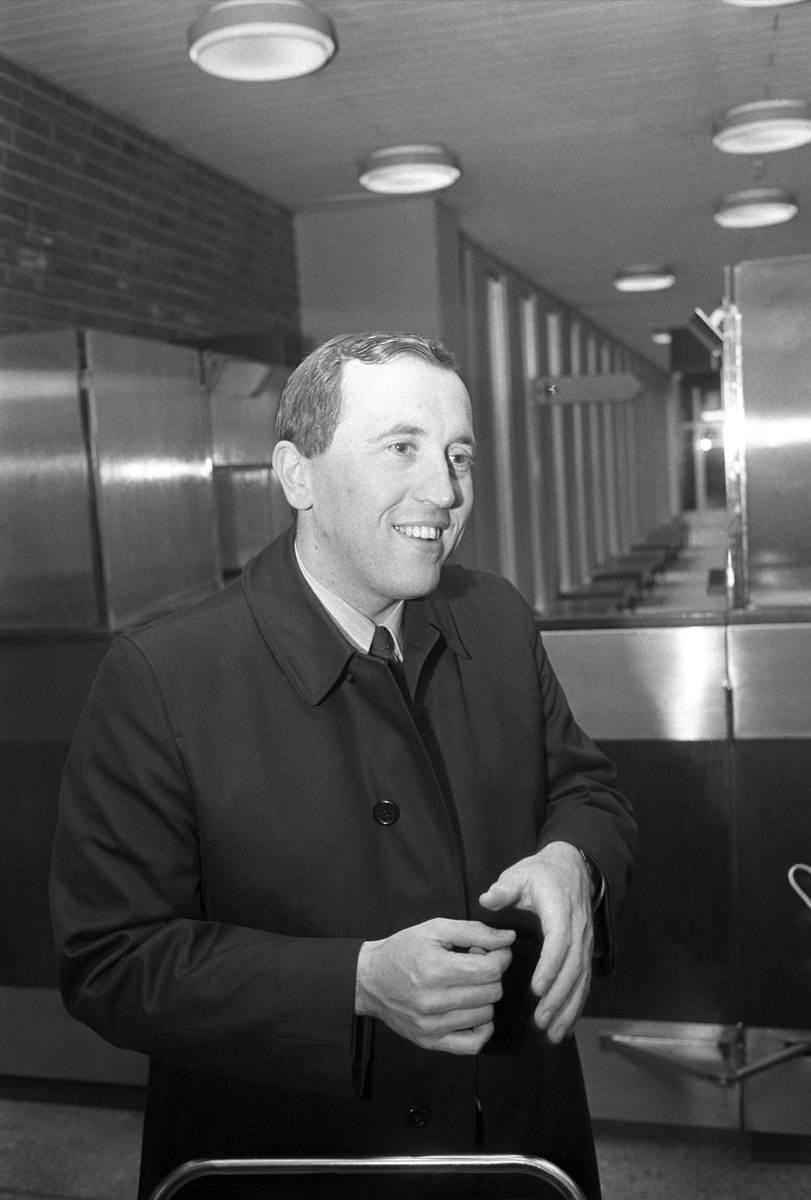 Britisk talkshow-vert David Frost til venstre kommer til nordisk TV-seminar i Oslo i april 1969. Her har han landet på Fornebu.