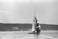 Kong Olav seiler med båten"Norna X".