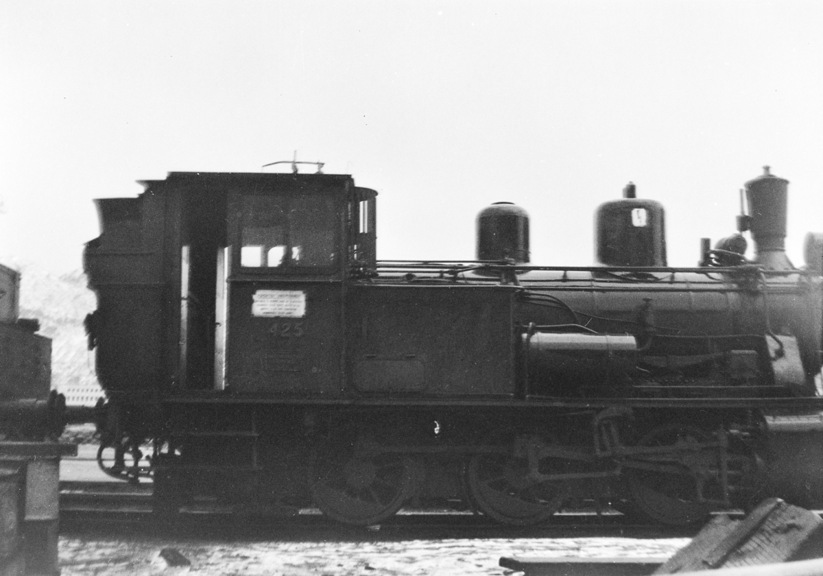 Damplokomotiv type 25d nr 425 ved lokomotivstallen på Bergen stasjon.