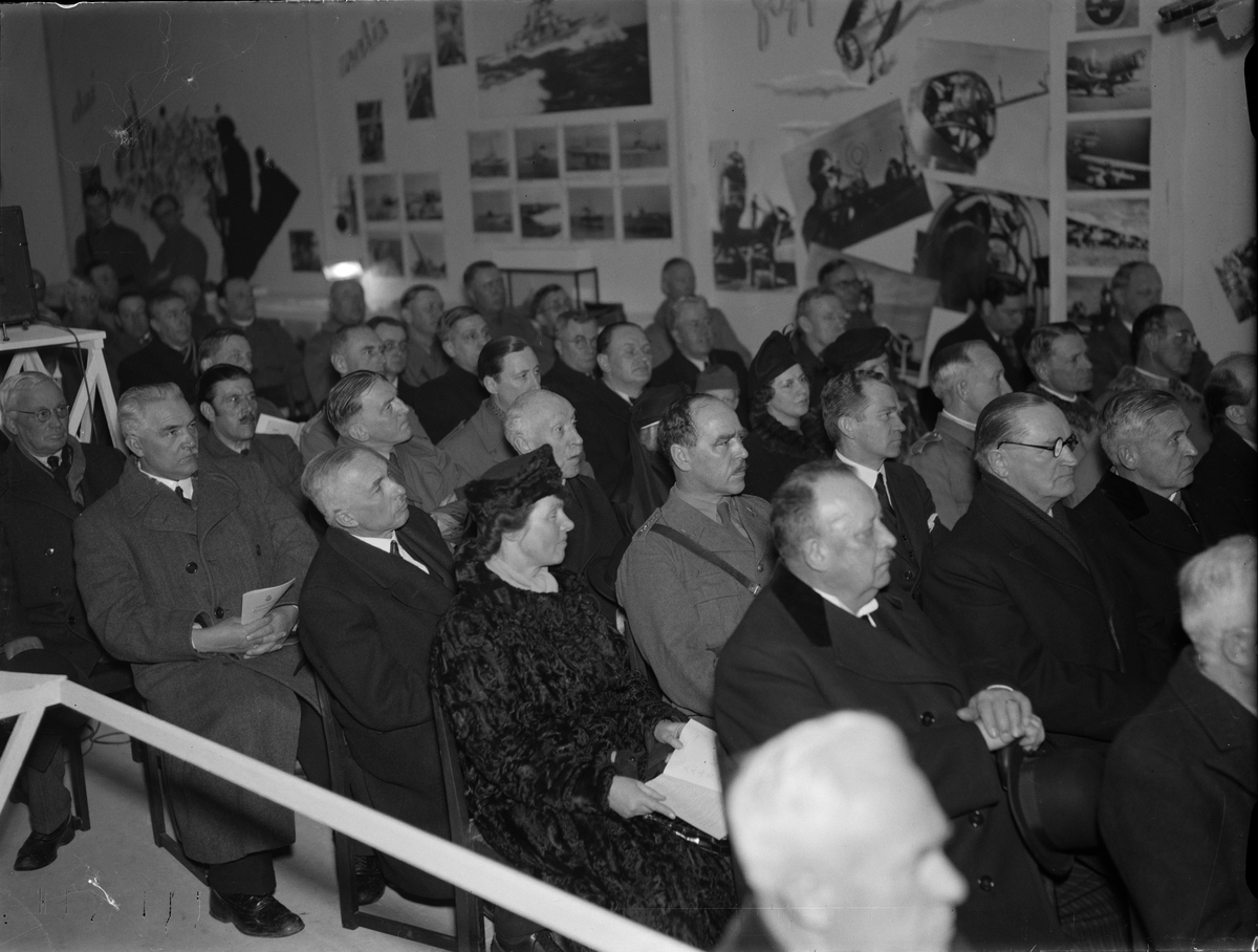 Publik på invigningen av Upplands Regementes försvarsutställning, Svartbäcksgatan 25