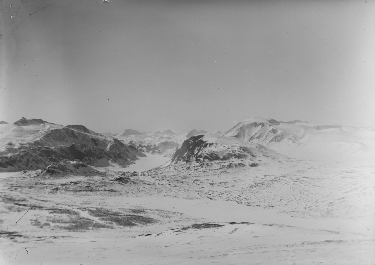 Jotunheimen, vinterlandskap, utsikt fra Heimdalshøe mot Gjende og Besshøe
