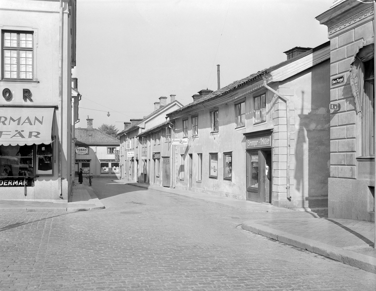 Hantverksgatan i Linköping på 1930-talet. Vy från Stora torget mot norr. Bebyggelsen inom kvarteret Borgaren till höger kommer inom kort att rivas. I fonden skymtar Ekmanska gården som från 1960-talet är bevarad i friluftsmuseet Gamla Linköping.