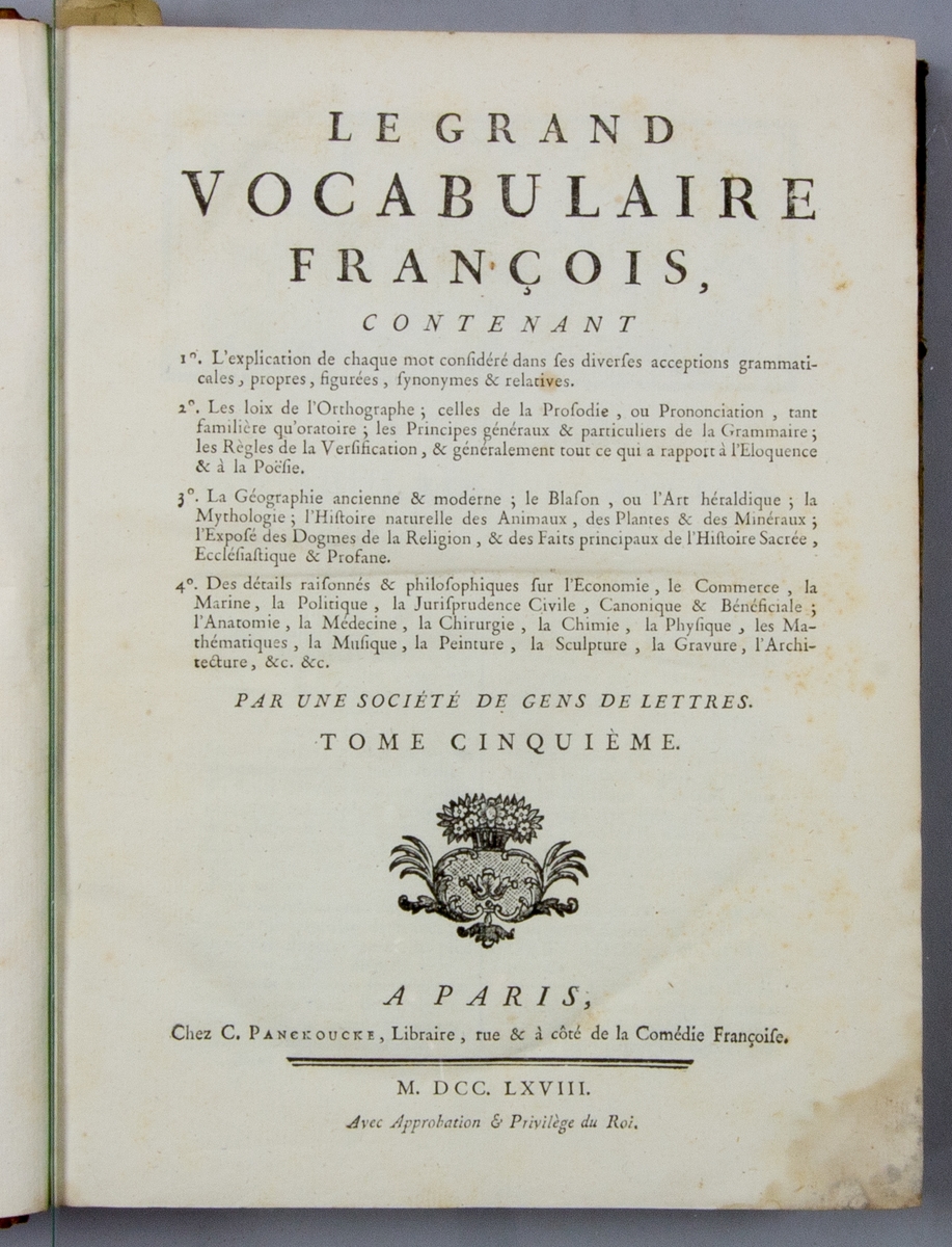 Bok, halvfranskt band "Le grand vocabulaire francois", del V, utgiven i Paris 1768.
Band med pärmar av papp med påklistrat stänkt papper, hörn och rygg av skinn med fem upphöjda bind med guldpräglad dekor, titelfält med blindpressad titel och ett mörkare fält med volymens nummer. Med stänkt snitt. Påklistrade etiketter märkta med bläck "No 2" och "CAP CIRI".