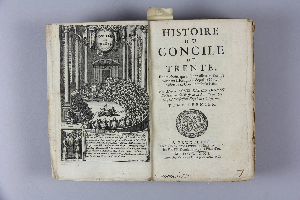 Bok, pappband, "Histoire du concile de Trente", del 1, tryckt 1721 i Bryssel. Pärmar av marmorerat papper, blekt rygg med påklistrade etiketter med titel och samlingsnummer. Oskuret snitt. Anteckning om inköp.