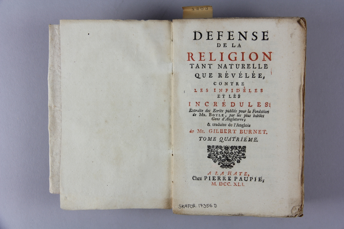 Bok, häftad, "Defense de la religion", del 4, tryckt 1741 i Haag. Pärmar av marmorerat papper, blekt rygg med påklistrade etiketter med titel och samlingsnummer. Oskuret snitt.