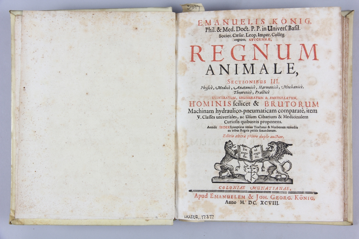 Bok. pergamentband, "Regnum animale" tryckt 1688.
Band av pergament, rött snitt. På ryggen bokens titel samt samlingsnummer. Anteckning om förvärv.