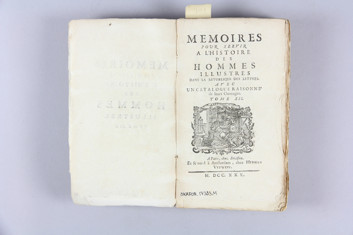 Bok, häftad, "Mémoires pour servir à l´ histoire des hommes illustres", del 12. Pärmar av marmorerat papper, oskuret snitt.