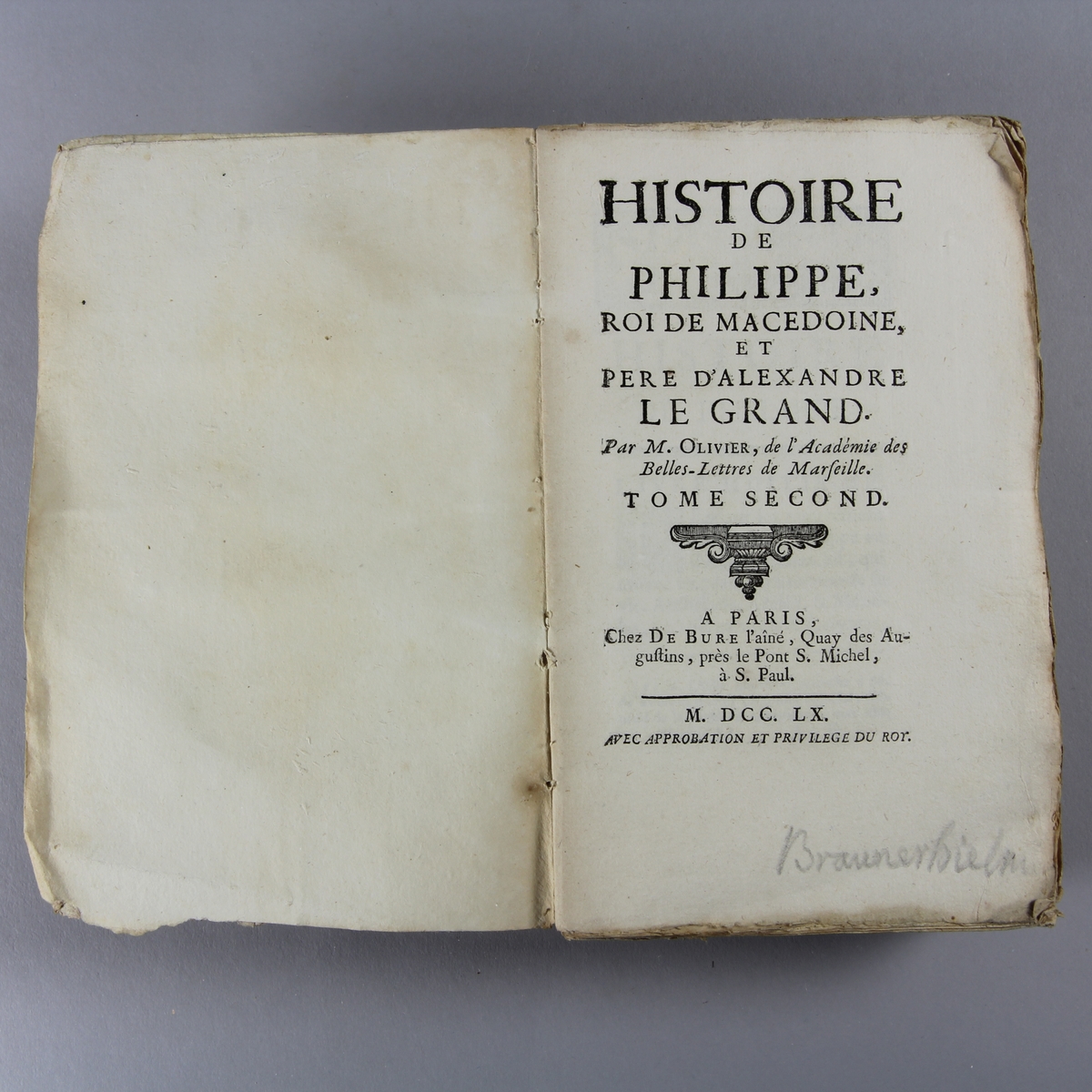 Bok, häftad, "Histoire de Philippe, roi de Macedoine et père d'Alexandre le grand." del 2, tryckt i Paris 1760. Pärmar av marmorerat papper, oskuret snitt.
