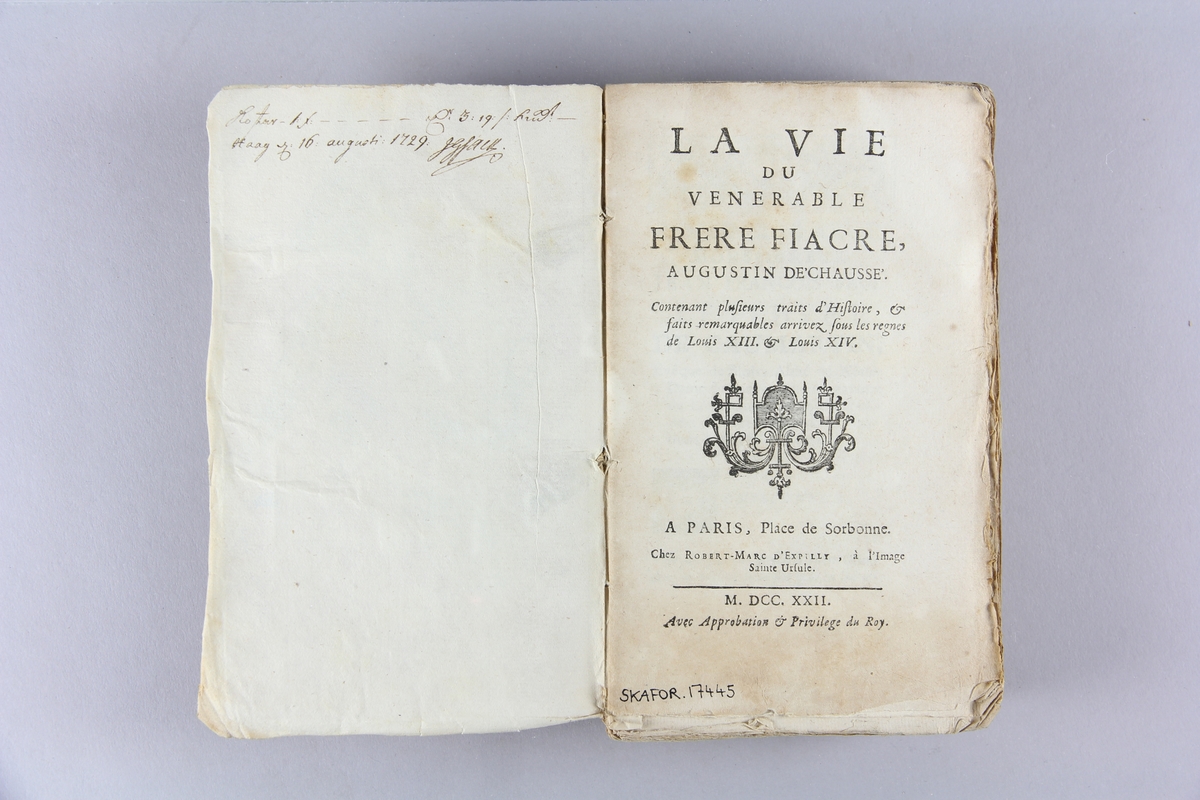 Bok, häftad, "La vie du venerable frère Fiacre". Pärm av marmorerat papper, oskuret snitt. Anteckning om inköp.