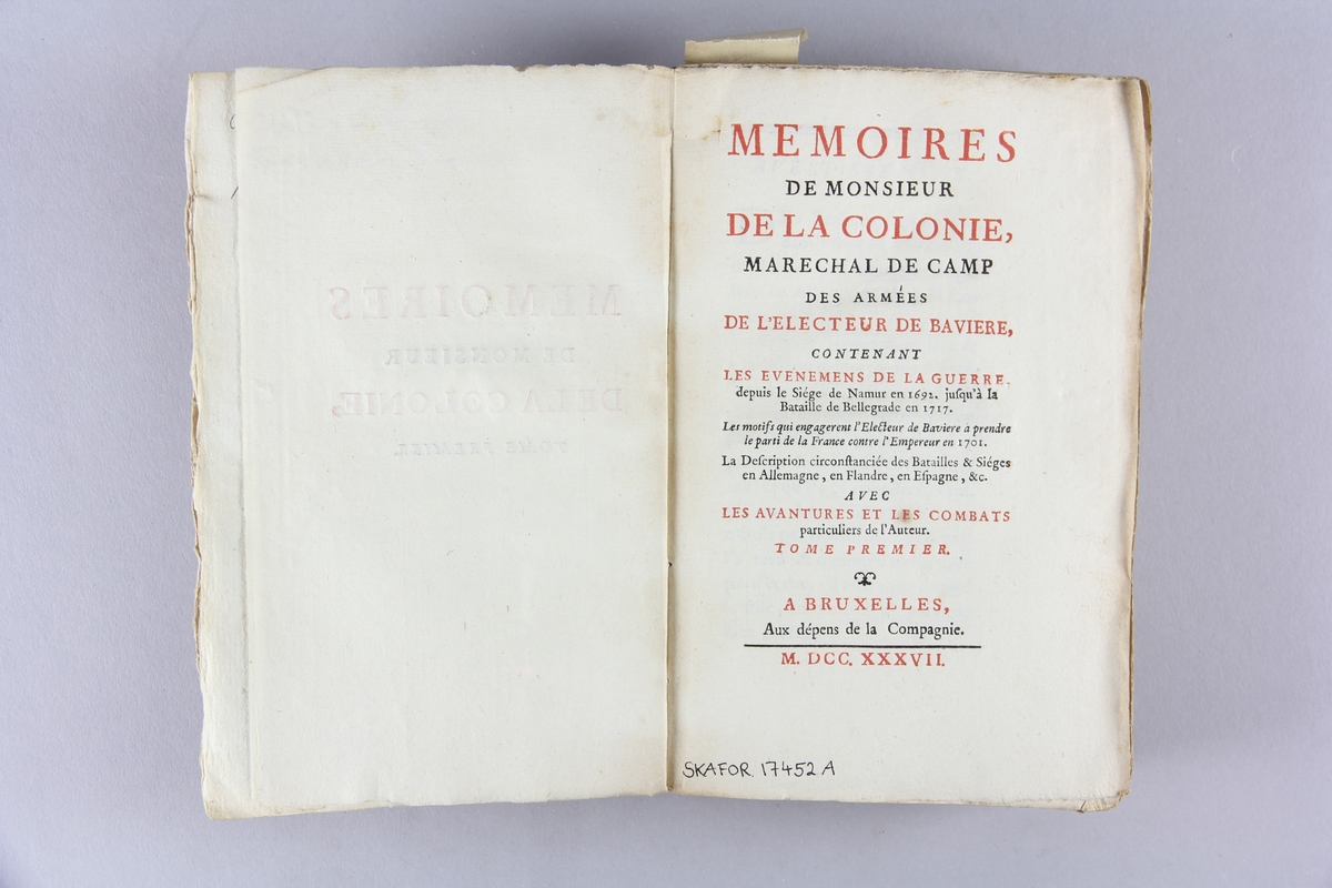 Bok, häftad, "Mémoires de monsieur de la Colonie", del 1. Pärm av marmorerat papper, oskurna snitt. Blekt rygg. Anteckning om inköp.