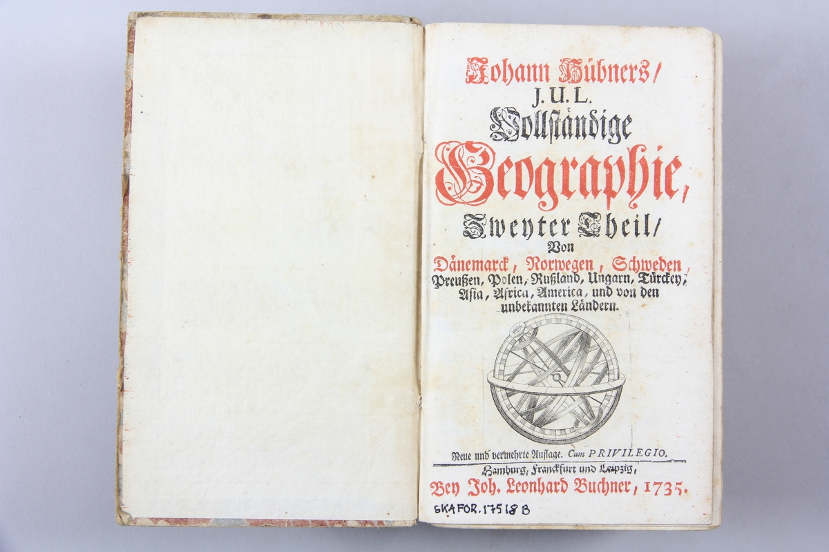 Bok, pappband, "Vollständige Geographie", del 2, tryckt 1735 i Hamburg, Frankfurt och Leipzig. Pärmar klädda med marmorerat papper, blekt rygg med etikett. Skuret snitt.