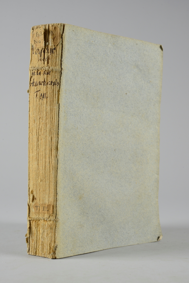 Bok, häftad, "Voyage du jeune Anacharsis en Grèce", del 3, tryckt 1790 i Paris. Pärmar av gråblått papper, på insidan klistrade sidor ur annan bok. Blekt rygg med bokens titel samt etikett med samlingsnummer. Skuret snitt.